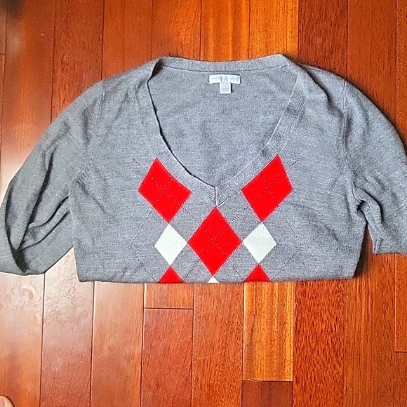 New York & Company Grey Argyle Red and White Patterned V-Neck Sweater - Picture 6 of 9